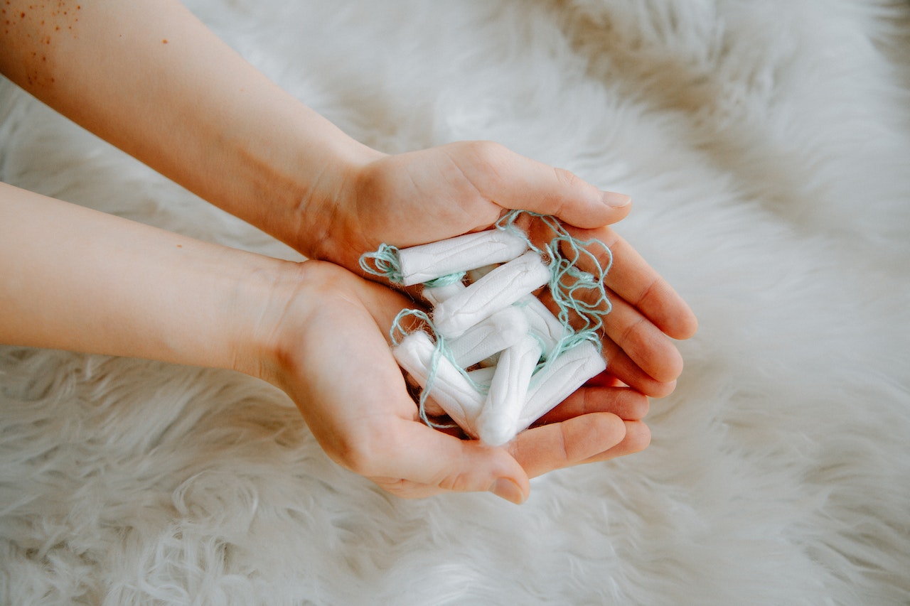 A person holding tampons